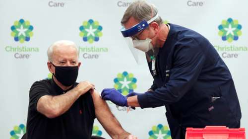 Τζο Μπάιντεν: Έκανε και τη δεύτερη δόση του εμβολίου για τον κορονοϊό [βίντεο]