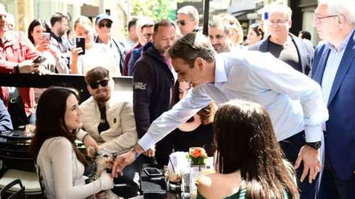 Κυριάκος Μητσοτάκης: Επισκέφτηκε την αγορά στο Μαρούσι και άναψε κερί στην εκκλησία [εικόνες]