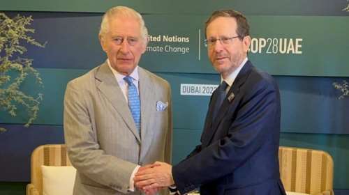 &quot;Ο Βασιλιάς Κάρολος ήξερε ότι θα τον δουν&quot;- Βασιλική ανταποκρίτρια αποκρυπτογραφεί την κίνηση με την γαλανόλευκη γραβάτα