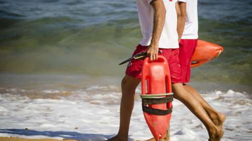 Κρήτη: Ναυαγοσώστης επανέφερε 57χρονη - &quot;Την ανέσυρα από τη θάλασσα χωρίς αισθήσεις, χωρίς παλμό&quot; [βίντεο]