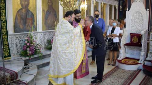 Ο κορονοϊός χτυπάει &quot;κόκκινο&quot; στην Αττική και ο Κουμουτσάκος πήγε σε εκκλησία και κοινώνησε