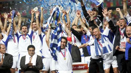 &quot;Στον έβδομο ουρανό όλοι αδέρφια&quot;: Σαν σήμερα η Ελλάδα κατακτά την κορυφή της Ευρώπης στο Euro 2004 [εικόνες - βίντεο]