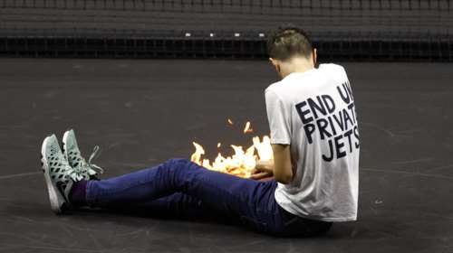 Laver Cup: Απίστευτο - Ακτιβιστής διέκοψε τον αγώνα του Τσιτσιπά και έβαλε φωτιά στο χέρι του [Εικόνες - Βίντεο]