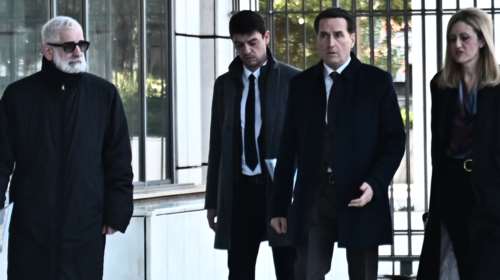 Χαμός στη δίκη Φιλιππίδη με την αναπαράσταση της απόπειρας βιασμού: Καναπέ στο δικαστήριο ζήτησε ο Δημητρακόπουλος