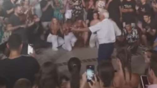 Τήνος: Καταχειροκροτήθηκε ο 86χρονος κ. Αντώνης - Χόρεψε ζεϊμπέκικο στο πανηγύρι της Καλλονής [βίντεο]