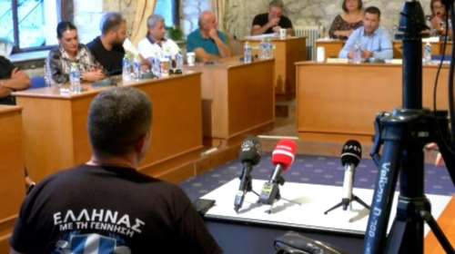 Χαλκιδική: Στο δημοτικό συμβούλιο Κασσάνδρας ο πατέρας του 19χρονου - &quot;Κάποιος πρέπει να μου πει ποιος μου σκότωσε το παιδί&quot; [βίντεο]