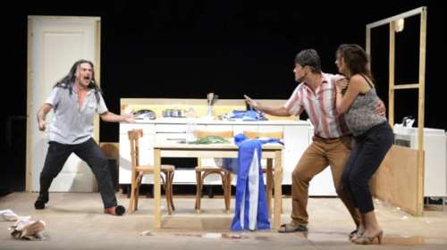 Λένα Κιτσοπούλου: Όταν παρουσίαζε τον Αθανάσιο Διάκο ως ζηλιάρη σουβλατζή που σκοτώνει την άπιστη συζυγό του