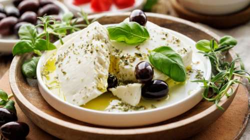 Nέα κρούσματα νοθείας στη φέτα: Χρησιμοποιούσαν αγελαδινό γάλα αντί για αιγοπρόβειο