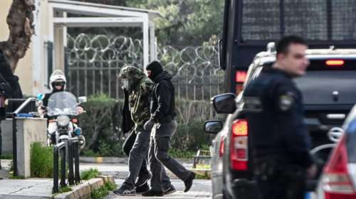 Στα χέρια της Αντιτρομοκρατικής ο &quot;βομβιστής&quot; της τράπεζας στα Πετράλωνα  - Βίντεο του &quot;αεροπόρου&quot; με τη βόμβα στην Πρόεδρο Εφετών