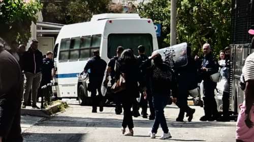 Κατηγορούνται για κακούργημα και οκτώ πλημμελήματα οι &quot;έξι&quot; για την εισβολή στη Νομική - Βίντεο με την επιχείρηση της ΕΛΑΣ