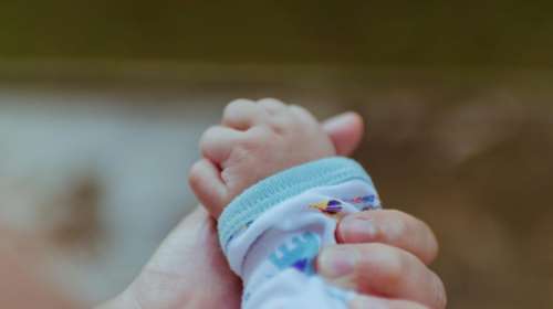 Στο νοσοκομείο της Λάρισας νοσηλεύεται βρέφος με σοβαρό αιμάτωμα στο κεφάλι - Έπεσε από το κρεβάτι, λένε οι γονείς