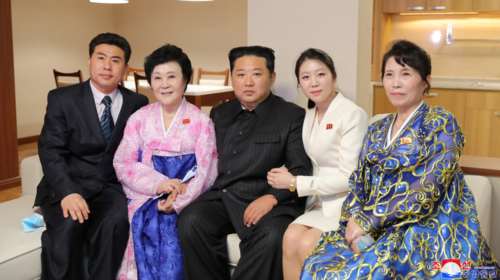 Βόρεια Κορέα: Ένα διαμέρισμα έκανε δώρο ο Κιμ Γιονγκ Ουν στη διάσημη τηλεπαρουσιάστρια της χώρας [εικόνες]