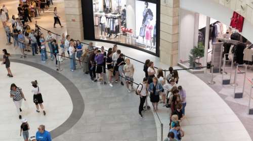 Ουρές στη Μόσχα για το ξεστοκάρισμα του H&amp;M: &quot;Θα αγοράσω ό,τι υπάρχει&quot; λένε οι καταναλωτές - Φεύγουν οι δυτικές μάρκες