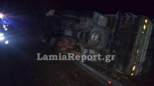 Λαμία: Νταλίκα φορτωμένη τσίπουρο πήγε να αποφύγει τα αγριογούρουνα και τούμπαρε