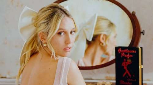 Η Μαρία Ολυμπία με ροζ ολόσωμο μπουφάν στην αγκαλιά του τέως βασιλιά Κωνσταντίνου και της Άννας Μαρίας