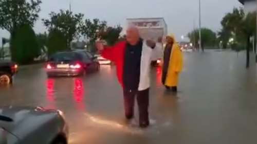 Κακοκαιρία Daniel: Έξαλλος ο Αχιλλέας Μπέος με τους οδηγούς στον Βόλο - &quot;Πού πάτε ρε άνθρωποι;&quot; [βίντεο]