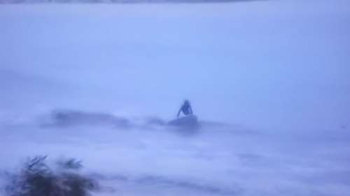 Κακοκαιρία Ιανός: Ρεσιτάλ ανευθυνότητας - Πήραν τα σερφ και πήγαν να... δαμάσουν τα κύματα στη Λευκάδα [εικόνες]