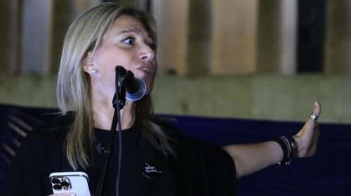 Καρυστιανού για Αγνωστο Στρατιώτη: &quot;Κάτω τα χέρια από το μνημείο όλων μας - Τα ονόματα θα μείνουν εκεί ως την τελική δικαίωση&quot;