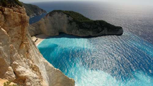 Η Daily Mail εκθειάζει την Ελλάδα - Αυτά είναι τα 17 νησιά που προτείνει στους Βρετανούς για διακοπές