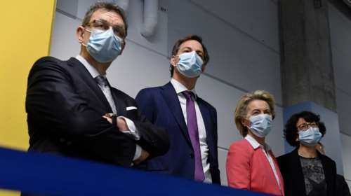 Στο εργοστάσιο της Pfizer στο Βέλγιο η Φον Ντερ Λάιεν - Την ξενάγησε ο Αλμπέρτ Μπουρλά [εικόνες]