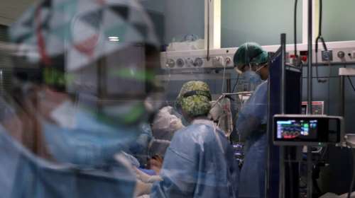 Θεσσαλονίκη: Πέθανε 48χρονη ανεμβολίαστη μητέρα - Κόλλησε από τα παιδιά της, νεκρός και ο πεθερός της