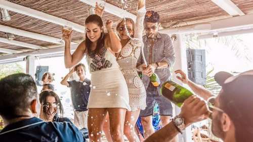 Κορονοϊός: Εφοδος Χρυσοχοϊδη στη Μύκονο- Μεγάλο πρόβλημα τα πάρτι στις βίλες, υπάρχει κενό νόμου