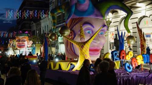 Πατρινό Καρναβάλι 2024: Στους δρόμους πάνω από 60.000 καρναβαλιστές - Η Νυχτερινή Ποδαράτη Παρέλαση