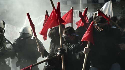 Πανεκπαιδευτικό συλλαλητήριο: Επεισόδια και χημικά στο Σύνταγμα - Πετροπόλεμος γύρω από το Πολυτεχνείο [εικόνες]