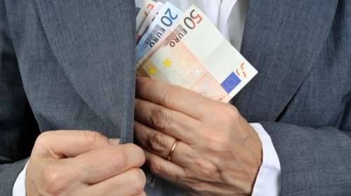 Πώς η εφορία θα "μπαίνει" σε λογαριασμούς και θυρίδες - Το νέο ηλεκτρονικό όπλο κατά της φοροδιαφυγής