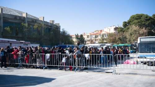 Μυτιλήνη: Στο αρματαγωγό Ρόδος επιβιβάζονται οι πρόσφυγες [εικόνες]