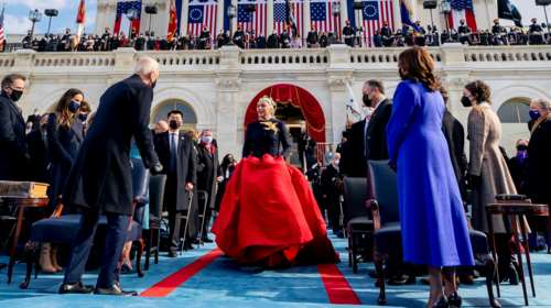 Ορκωμοσία Μπάιντεν: H extravagant Lady Gaga, η Jlo με τα Chanel και η ποιήτρια με τα ελληνικά σκουλαρίκια