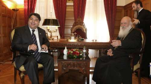 Η ευχή του πρέσβη των ΗΠΑ Τζόρτζ Τσούνη στον Ιερώνυμο: "Ο Θεός να μας κόβει χρόνια και να τα δίνει σε εσάς" [βίντεο]