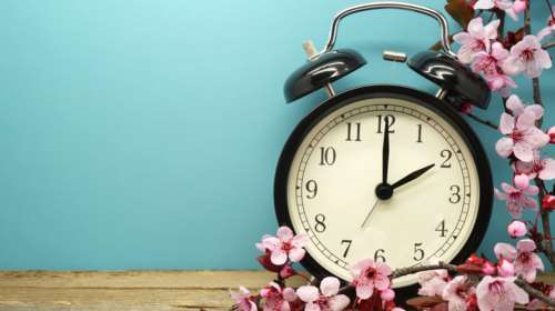 Μπήκε και επίσημα η άνοιξη, αλλάζει η ώρα - Πότε γυρνάμε μία ώρα μπροστά τα ρολόγια μας