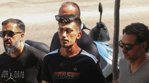 Αυτός είναι ο δράστης της δολοφονίας του 64χρονου- Εγραψε στον τοίχο με το αίμα του "Παιδεραστής-1"