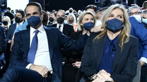 Συνέδριο ΝΔ: Στο πλευρό του Κυριάκου Μητσοτάκη η σύζυγός του, Μαρέβα που τράβηξε για άλλη μια φορά τα βλέμματα  [Εικόνες]