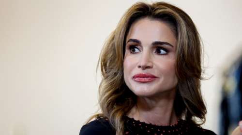 Η βασίλισσα Ράνια με ανδρόγυνο Dior look -Το μονοχρωματικό σύνολο και το blazer με τα ιδιαίτερα μανίκια