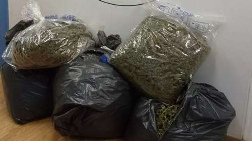 Πειραιάς: 36χρονος είχε πάνω του 10 γραμ. κάνναβη και στο σπίτι...άλλα 28 κιλά [εικόνες]