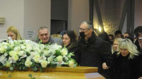 Στέφαν Γέλοβατς: Θρήνος στην κηδεία του στο Νόβι Σαντ- Τραγική φιγούρα η αδερφή του [Εικόνες]