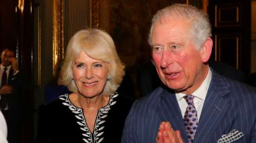 Λες και το &#39;ξερε: Ο περίεργος χαιρετισμός του θετικού στον κορονοϊό πρίγκιπα Καρόλου στις τελευταίες δημόσιες εμφανίσεις του [Εικόνες]