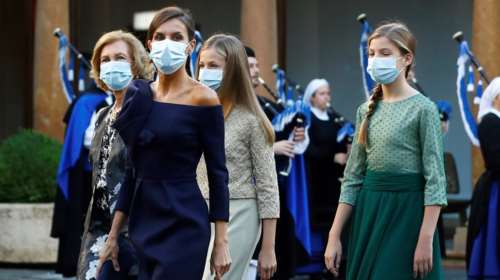 Βασίλισσα Λετίσια: Οπτασία με total blue look και έξωμο φόρεμα