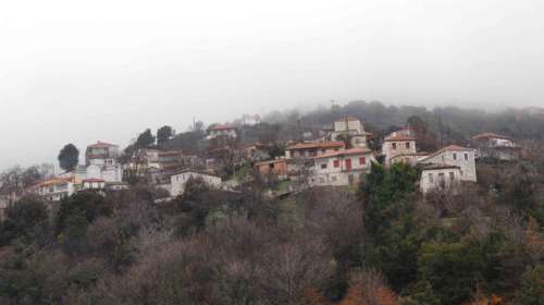 Το ορεινό παραδεισένιο και ιστορικό χωριό που απέχει μόλις 2 ώρες από την Αθήνα [εικόνες]