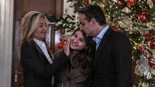 Κυριάκος &amp; Μαρέβα Μητσοτάκη: Οι τρυφερές φωτό με τη μικρή τους κόρη στο Μαξίμου - Φιλιά και αγκαλιές