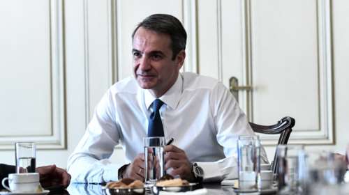 Κοροναϊός: Εκτακτη σύσκεψη Μητσοτάκη με Σταϊκούρα-Σκυλακάκη για τις επιπτώσεις στην Οικονομία