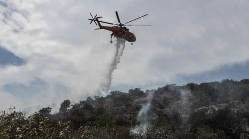 Φωτιά στον Ασπρόπυργο: Επιχειρούν αεροσκάφη και ελικόπτερο