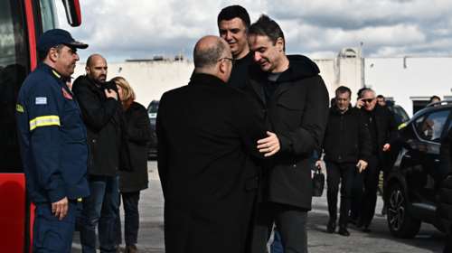 Στη Σαντορίνη ο Κυριάκος Μητσοτάκης: &quot;Ακούμε με προσοχή τους ειδικούς&quot; - Νέος σεισμός 4,8 Ρίχτερ στο νησί