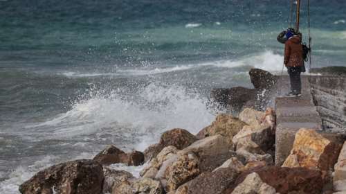 Ο καιρός σήμερα: Ανεβαίνει η θερμοκρασία, παραμένουν οι ισχυροί άνεμοι