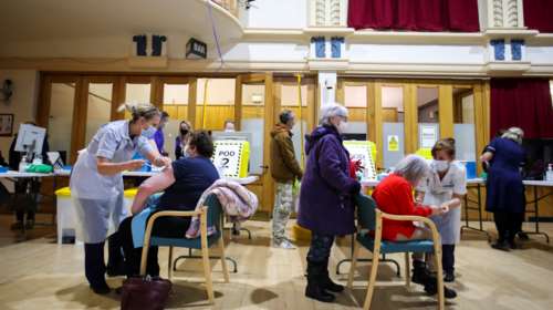 Βρετανία: Ξεκινάει η χορήγηση τρίτης δόσης για όλους άνω των 50 ετών