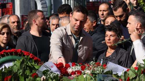 Ο Στέφανος Κασσελάκης κατέθεσε στεφάνι στο Πολυτεχνείο - Μαζί του η Μέλπω Λεκατσά [εικόνες - βίντεο]