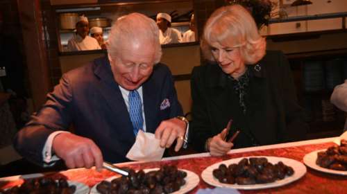 Ο Κάρολος και η Καμίλα σε ινδικό στο Λονδίνο - Άφαντος ο βασιλιάς και η σύζυγός του τον αναζητούσε