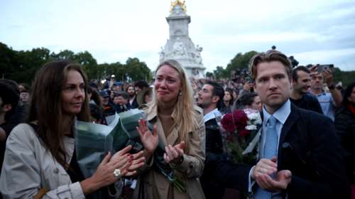 Live: Χιλιάδες Βρετανοί θρηνούν τη βασίλισσά τους στο Μπάκιγχαμ - Θλίψη και δάκρυα έξω από το παλάτι